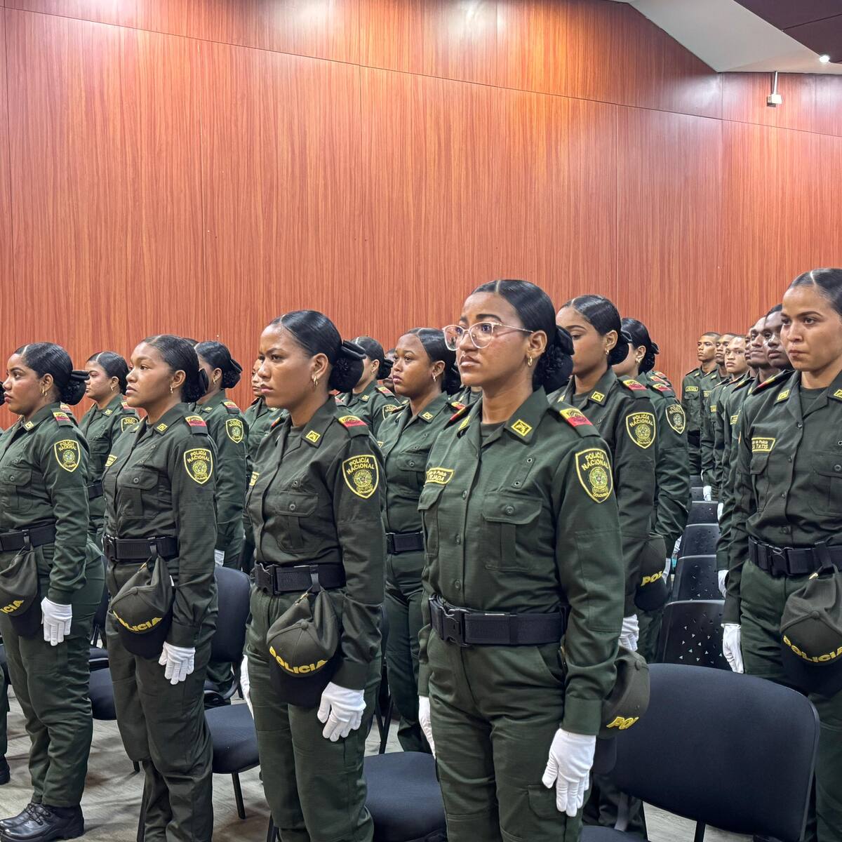 58 jóvenes realizaron la ceremonia de juramento de bandera como auxiliares de Policía