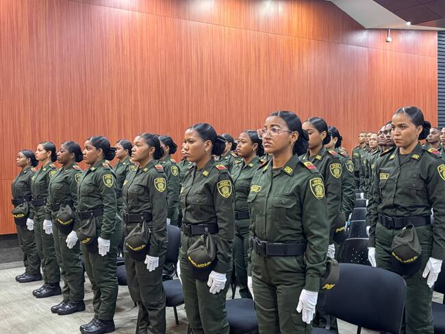 58 jóvenes realizaron la ceremonia de juramento de bandera como auxiliares de Policía