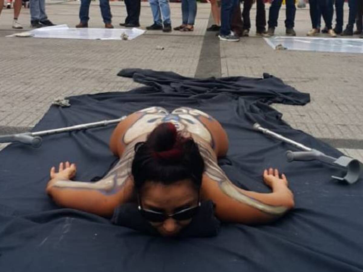 Una profesora se desnudó al frente de la Gobernación del Tolima