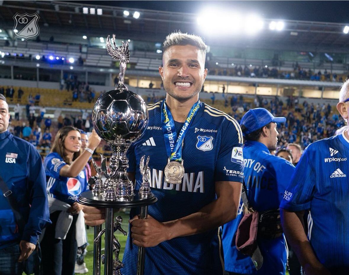 Larry Vásquez celebra con el trofeo de la Superliga / Twitter: @MillosFCOficial.