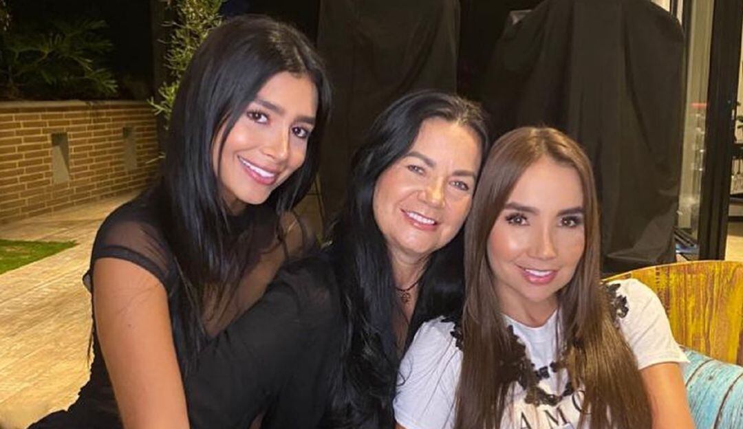 Paola Jara, su mamá y su hermana María Alejandra.  