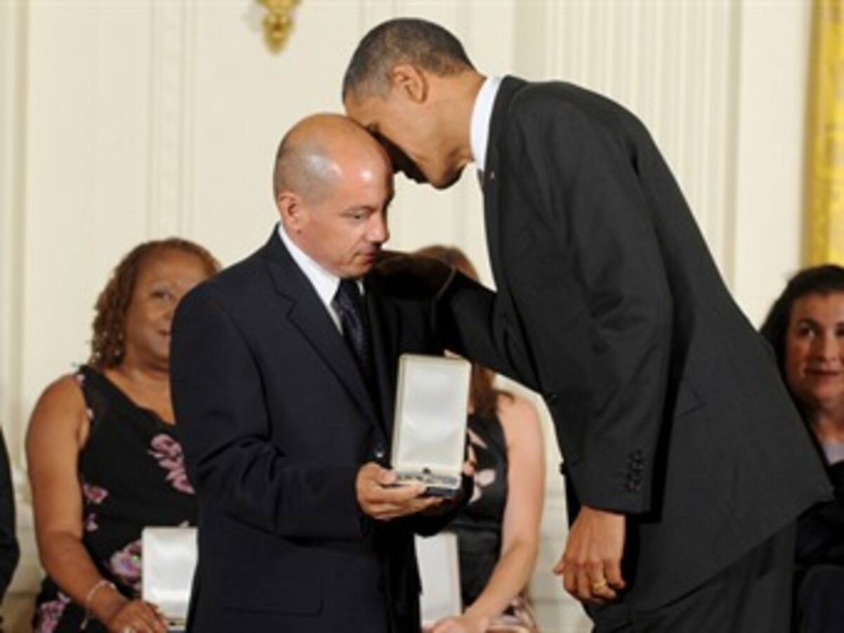 Colombiano Jorge Muñoz, que alimenta a indigentes, es condecorado por Obama como un héroe