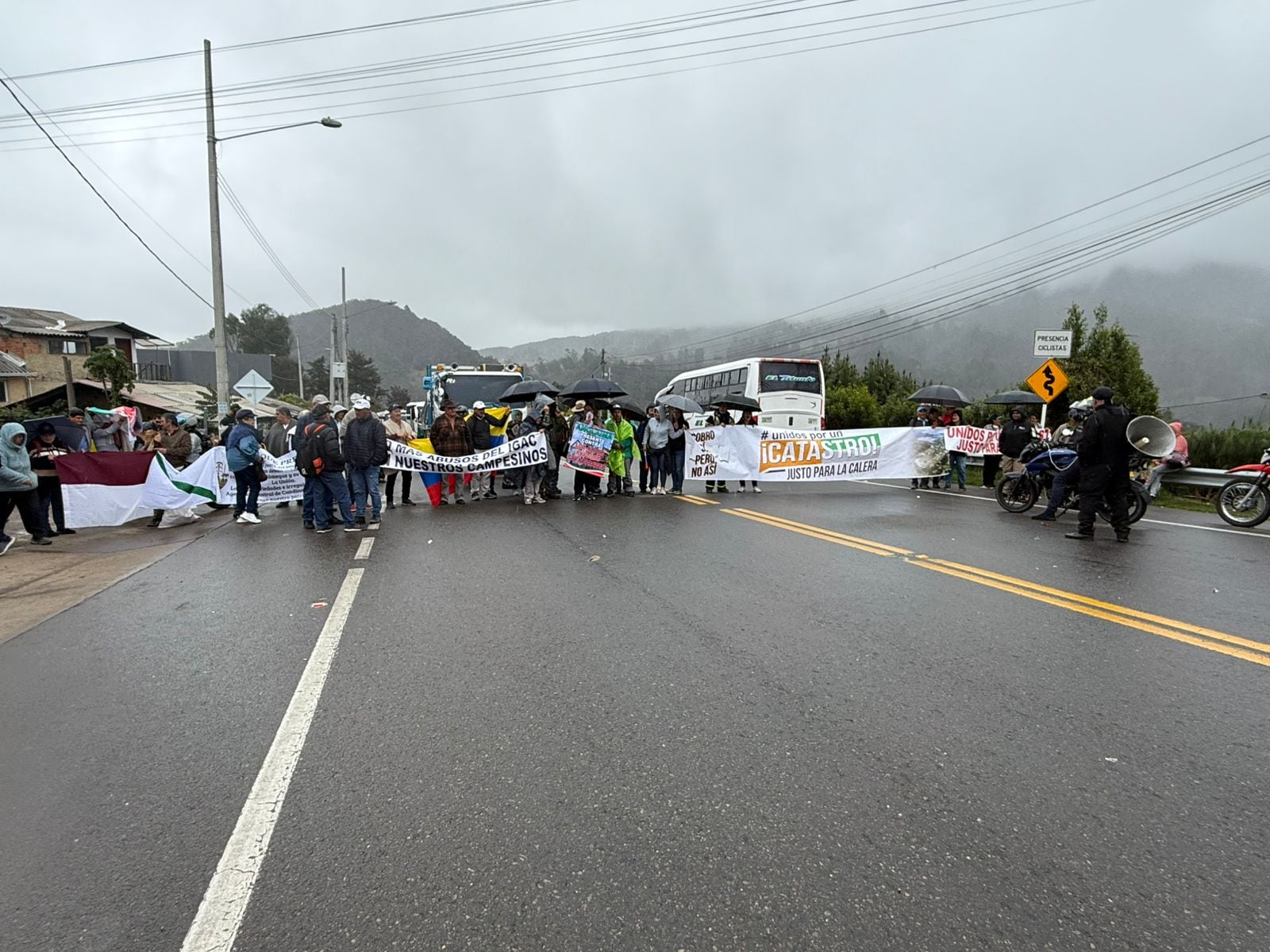 Protestas en La Calera por el incremento del precio del impuesto predial por el avalúo catastral. Crédito: Caracol / Alejandra Uribe