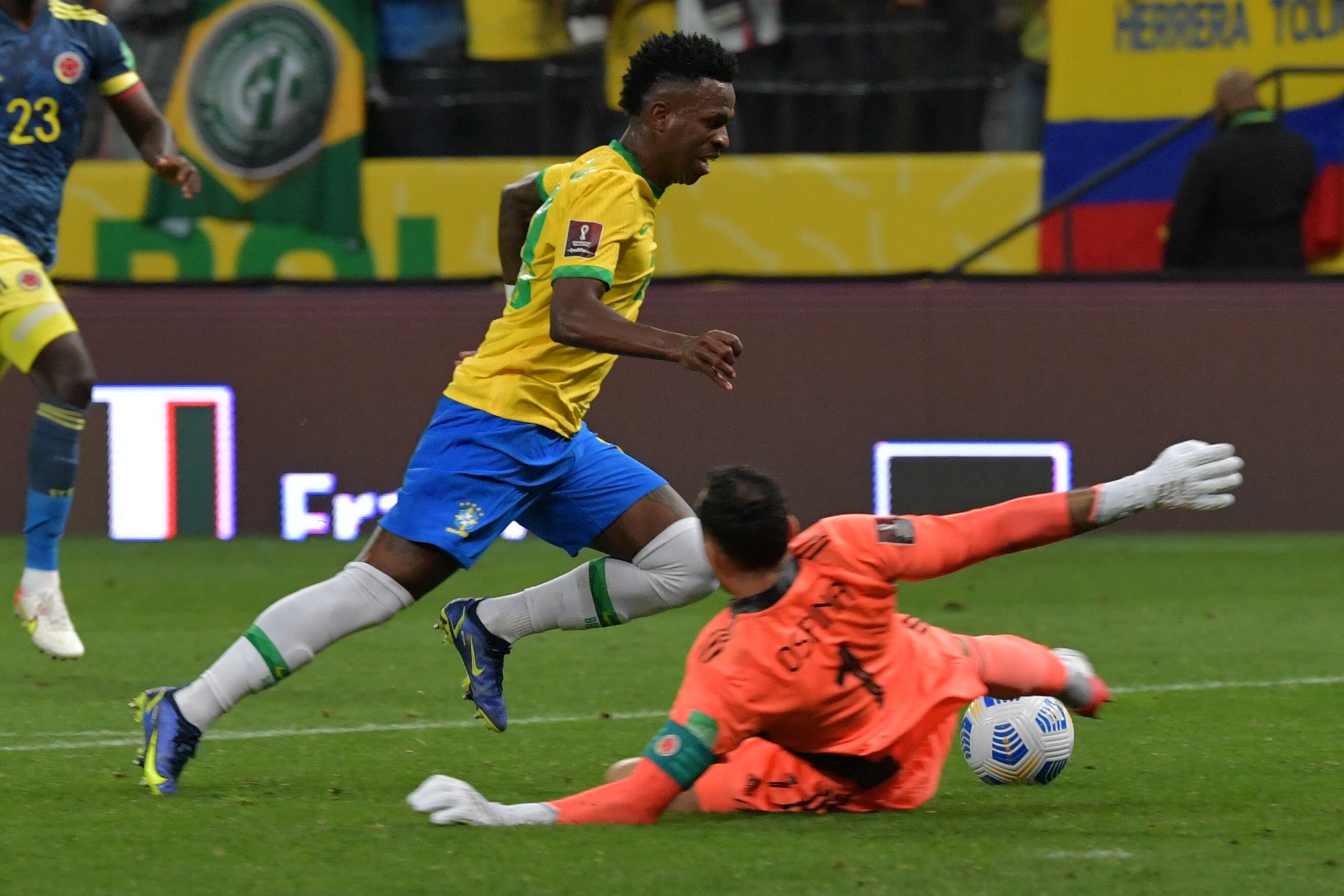 Vinicius Junior enfrentando a Colombia durante las Eliminatorias al Mundial de Qatar 2022. (Photo by NELSON ALMEIDA/AFP via Getty Images)