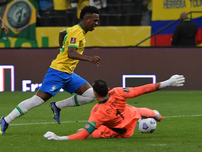 Vinicius Junior enfrentando a Colombia durante las Eliminatorias al Mundial de Qatar 2022. (Photo by NELSON ALMEIDA/AFP via Getty Images)