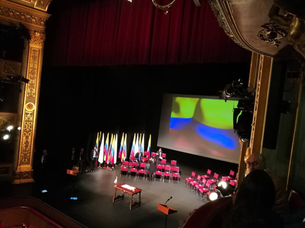 El representante guerrillero lamentó sin embargo que "los espacios son limitados y hay muchos más invitados que las 800 personas que caben aquí en el teatro que merecen estar, que quisieran estar y que deben estar".