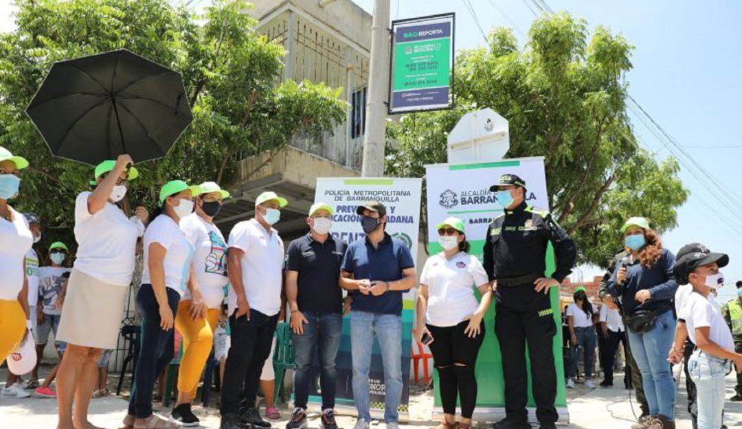 Alcalde Jaime Pumarejo durante su visita a uno de los barrios que instaló alarmas