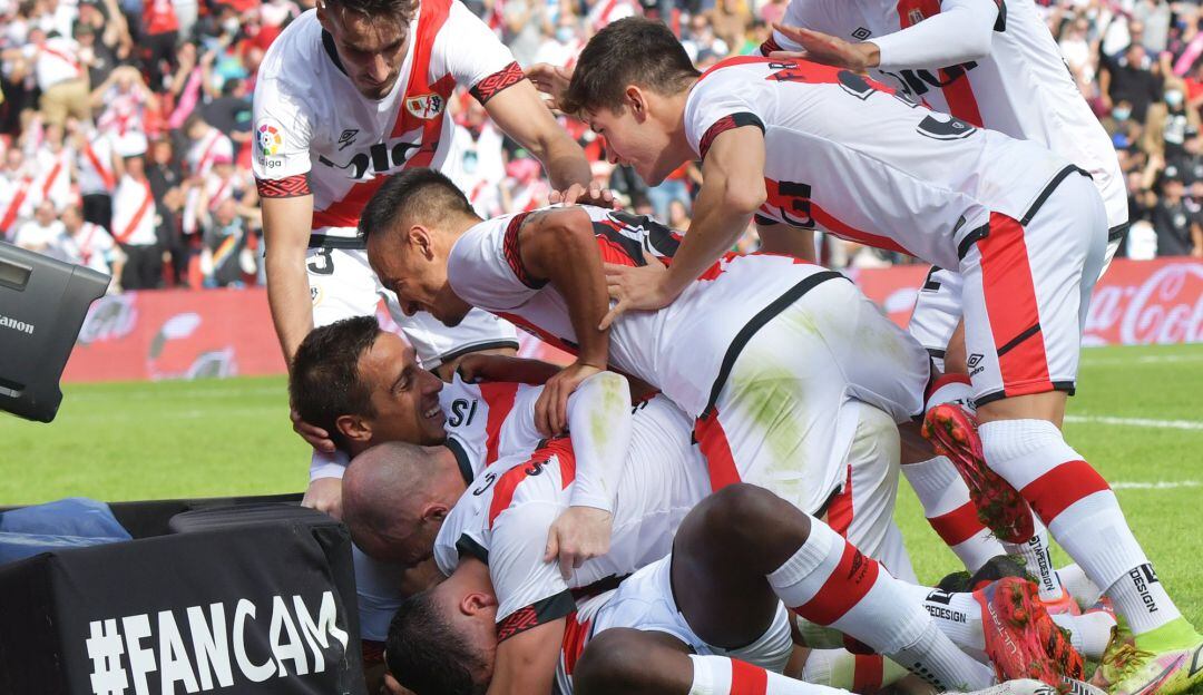 Los jugadores del Rayo Vallecano festejan el gol del triunfo de Randy Nteka.