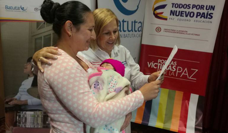 Yolanda Pinto de Gaviria, directora nacional de la Unidad de Víctimas, entrega carta de indemnización administrativa en Manizales