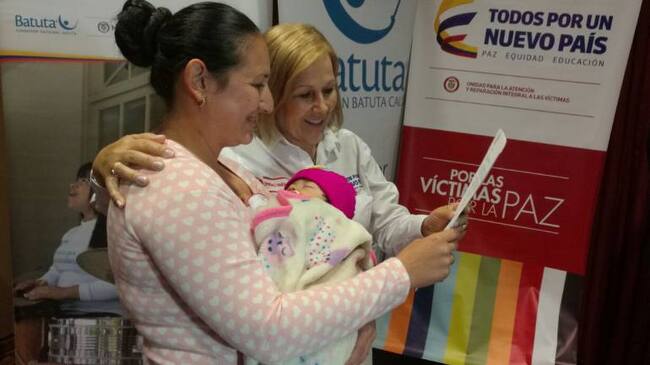 Yolanda Pinto de Gaviria, directora nacional de la Unidad de Víctimas, entrega carta de indemnización administrativa en Manizales