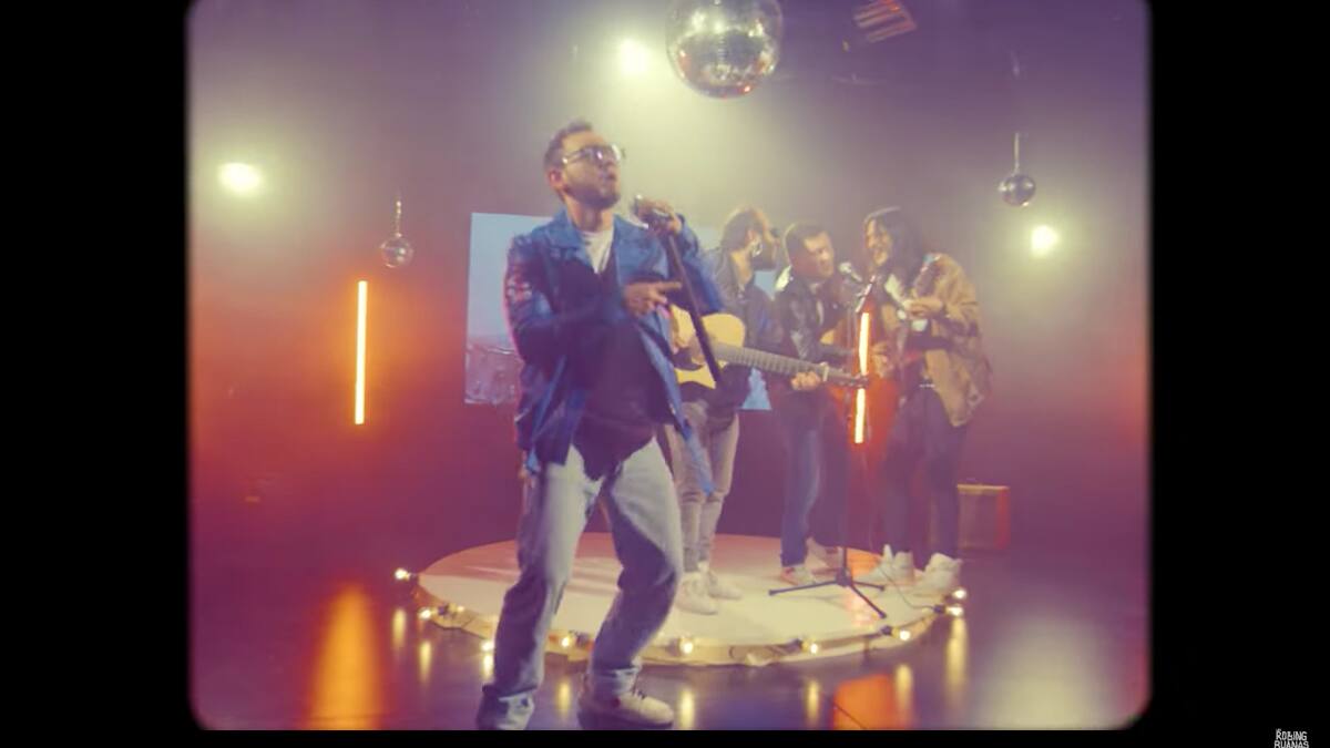 Rollin Ruanas y Los Mirlos cantan "Con otros ojos"