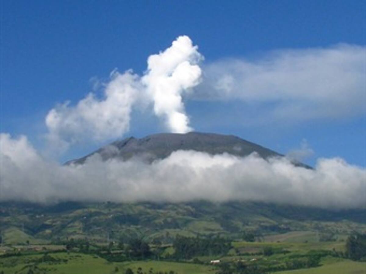 Bomberos buscan a un grupo de personas extraviadas en el Galeras