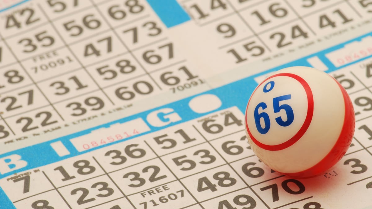 Pelota de lotería sobre tarjetón (Getty Images)