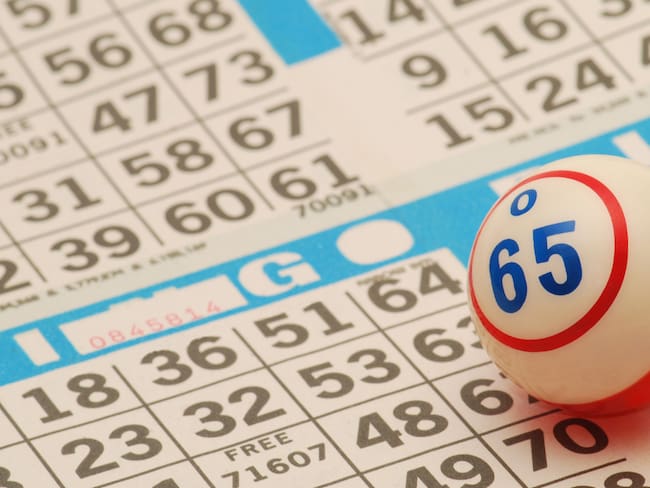 Pelota de lotería sobre tarjetón (Getty Images)