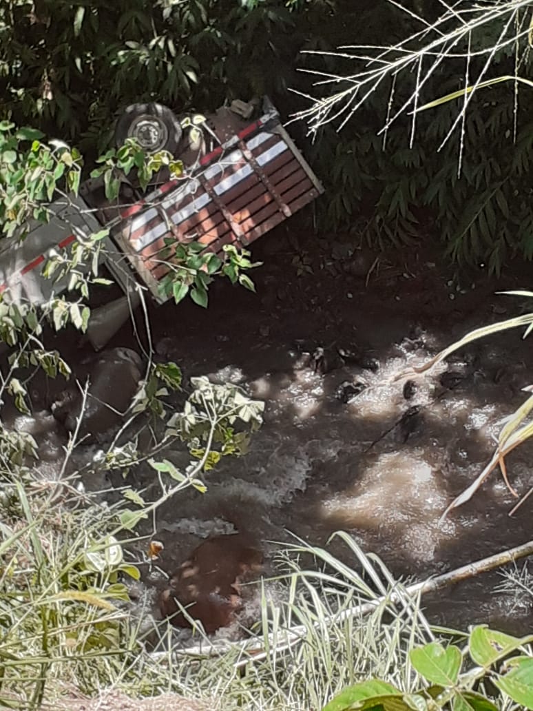 Vehículo cayó desde unos 15 metrso a un río y el concutor quedó herido- foto cortesía