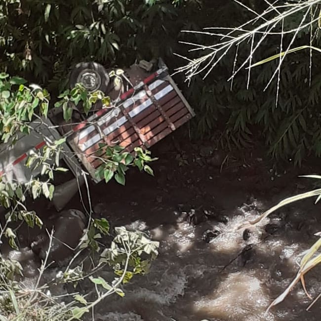 Vehículo cayó desde unos 15 metrso a un río y el concutor quedó herido- foto cortesía