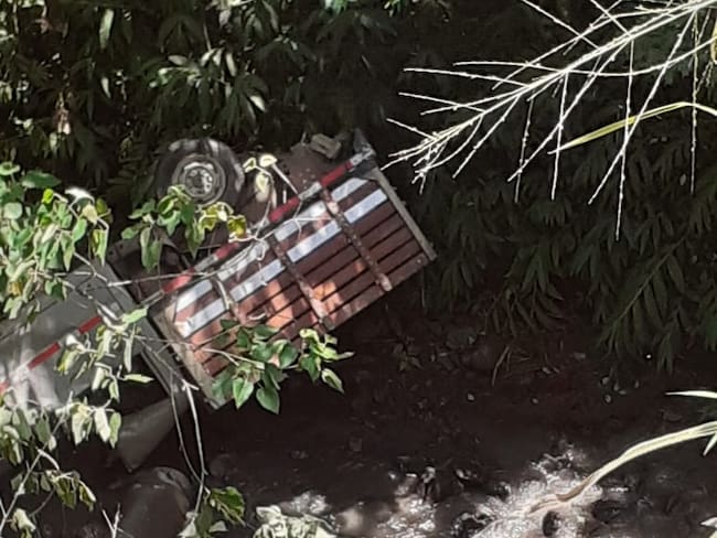 Vehículo cayó desde unos 15 metrso a un río y el concutor quedó herido- foto cortesía