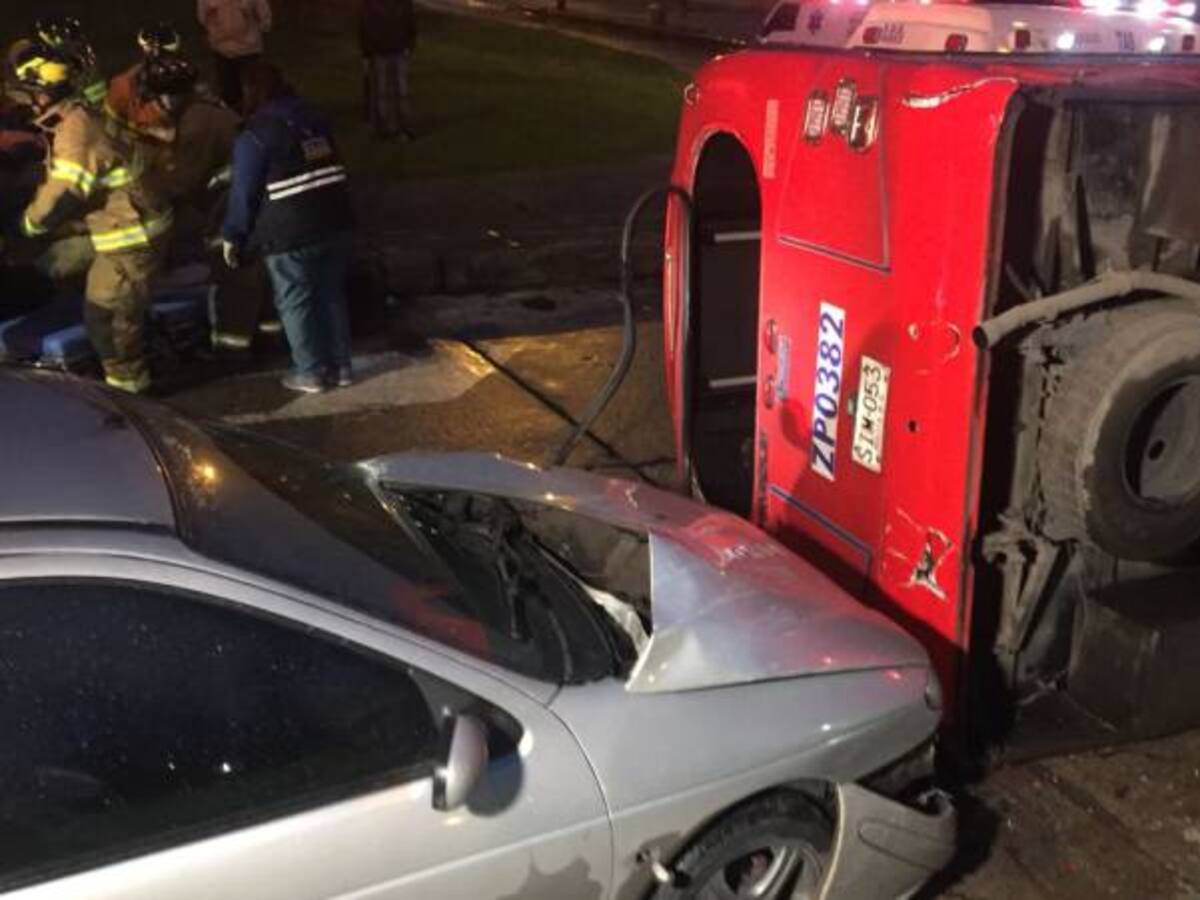 Choque entre un bus del SITP y un carro particular deja 15 heridos