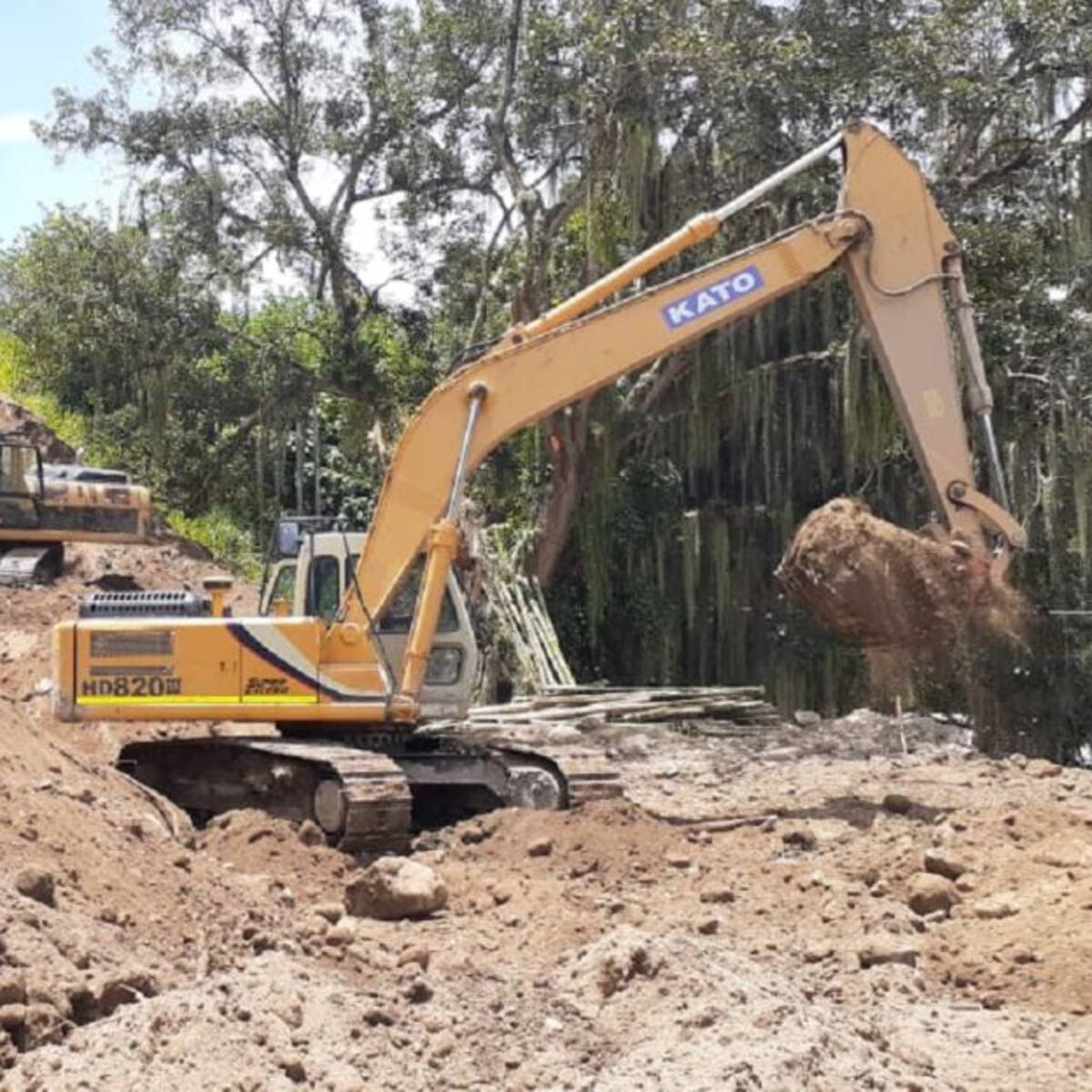 Llega más maquinaria para el rescate minero en Neira