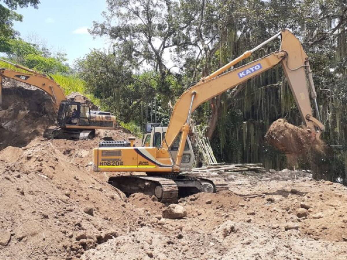 Llega más maquinaria para el rescate minero en Neira