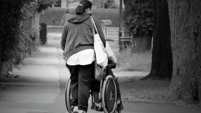Colombianos ofrecen ayuda a la comunidad adulto mayor