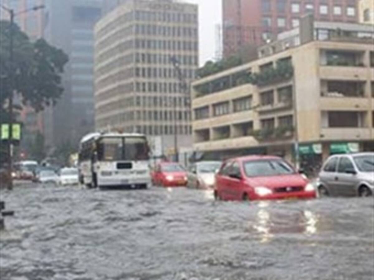 Las lluvias causan trancones por toda Bogotá