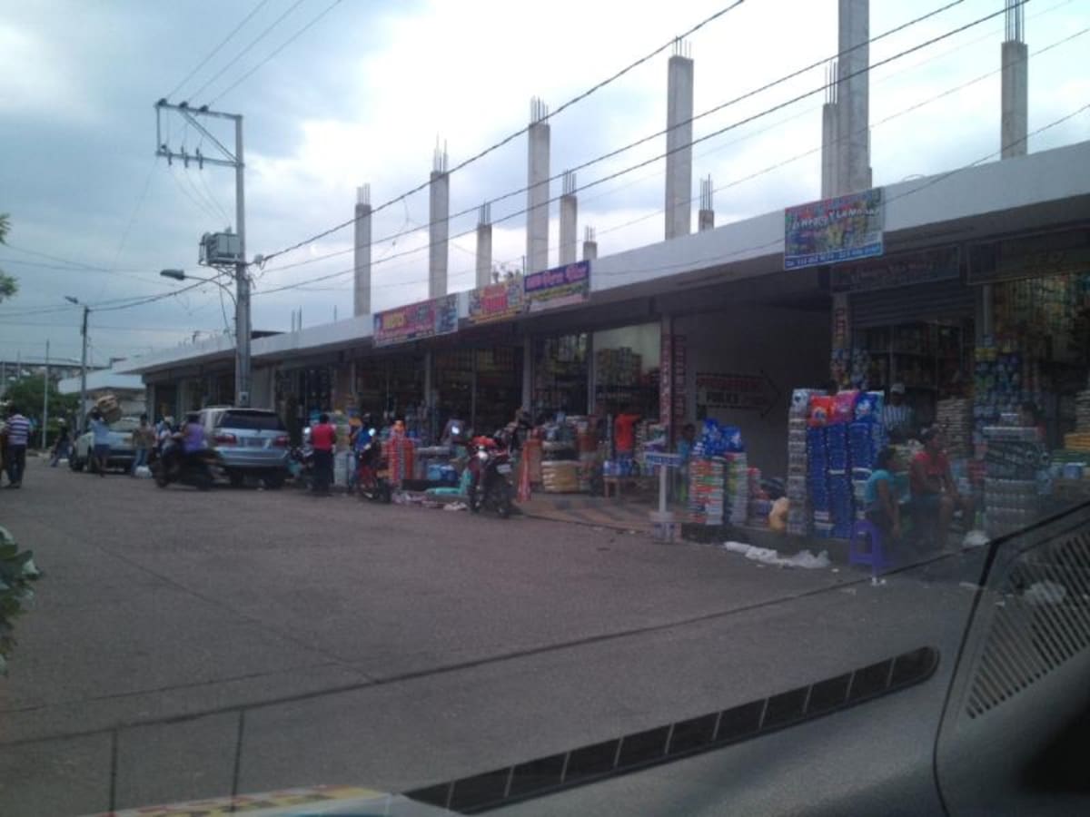 Llega diciembre y en los estantes de los almacenes en Caracas y otras ciudades se ven pocas mercancías, por causa de las medidas del gobierno que tiene en aprietos a los comerciantes, según afirman los empresarios y sectores de la oposición.