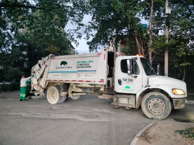 Se restablece el servicio de recolección de basuras en Neiva tras levantarse el bloqueo en el acceso al relleno sanitario Los Ángeles.