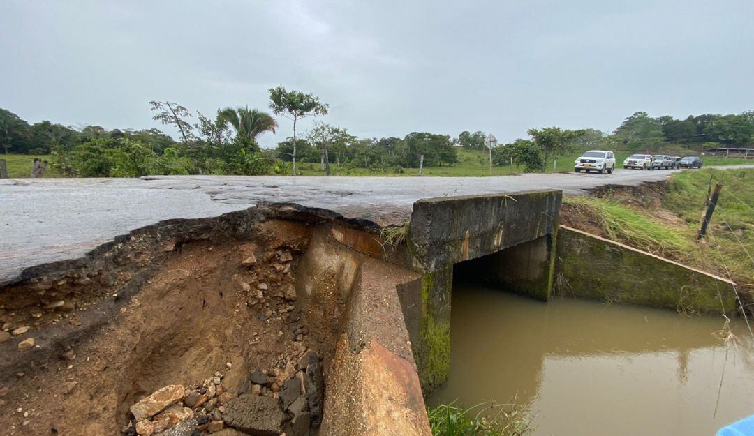 En más del 70% se ha logrado la limpieza de la vía que del Cinco conduce al puente Las Delicias y que da paso al municipio de El Paujil.