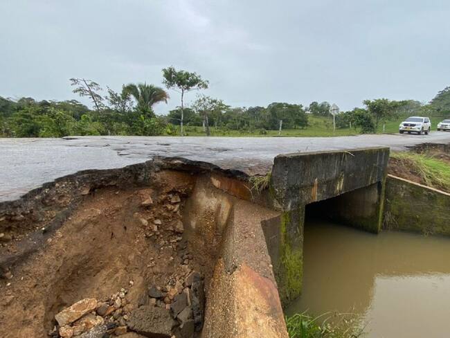 En más del 70% se ha logrado la limpieza de la vía que del Cinco conduce al puente Las Delicias y que da paso al municipio de El Paujil.