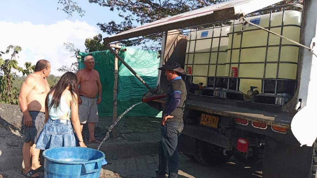 Con volquetas y carrotanques la Alcaldía de San Pablo de Borbur, Boyacá, suministra agua a las comunidades de Coscuez y Santa Bárbara / Foto: Suministrada.