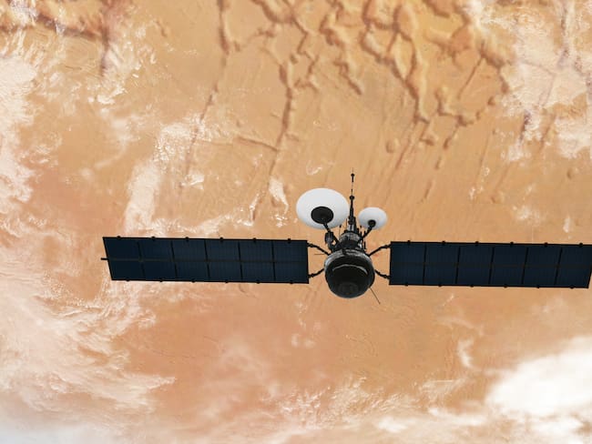 Satélite en órbita cerca del planeta rojo. Misión espacial. imagen generada por ordenador. Vía Getty Images.