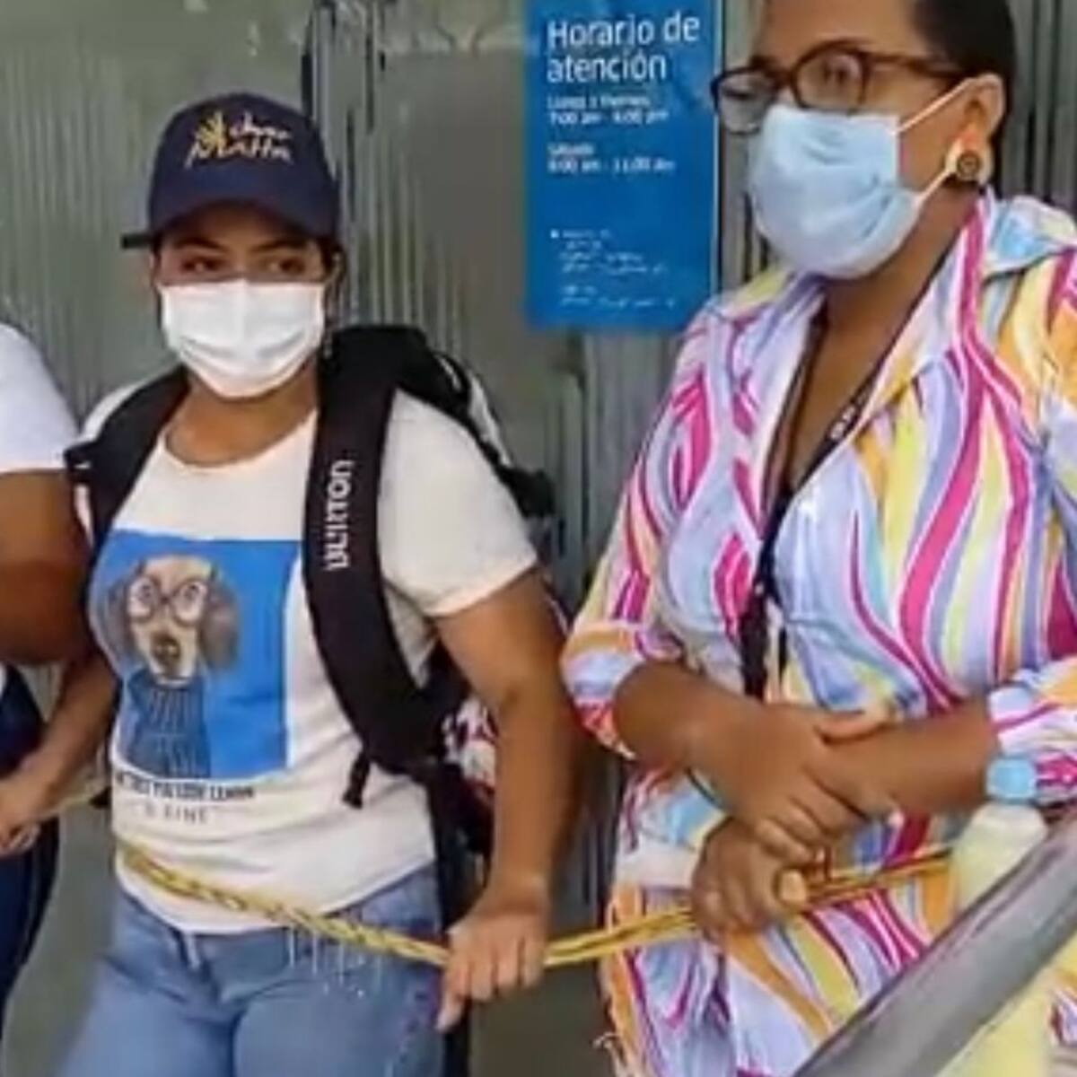Madres de niños con discapacidad se encadenaron en la EPS Sanitas reclamando atención