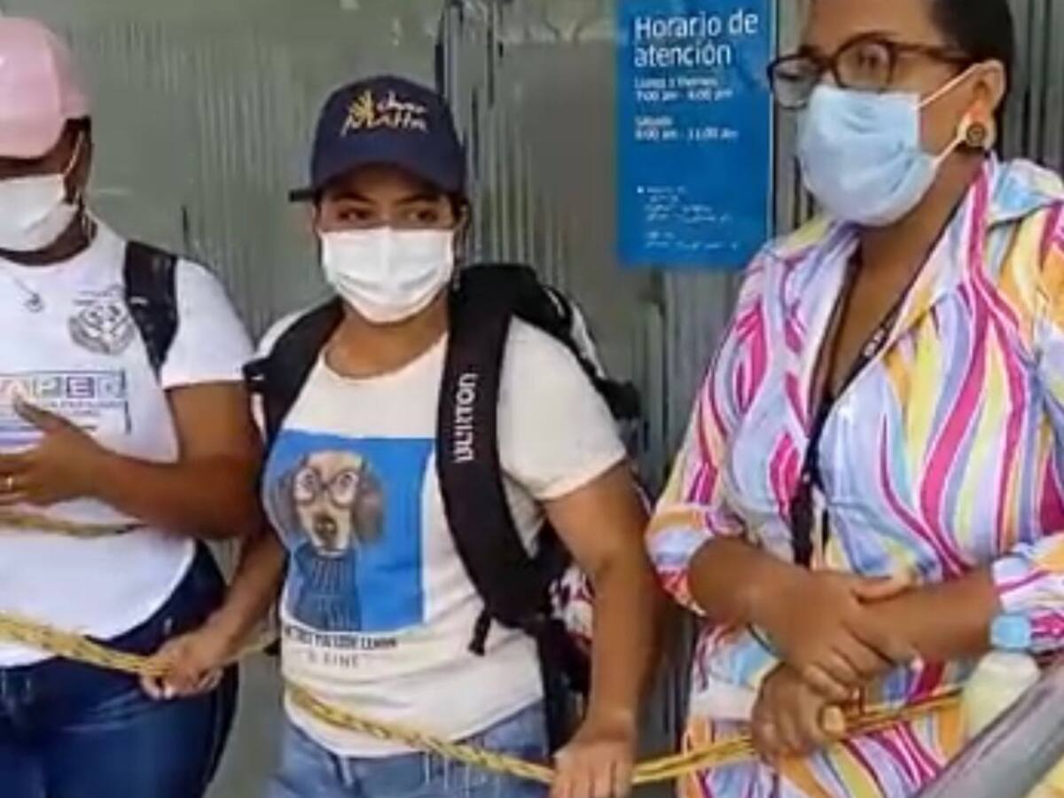 Madres de niños con discapacidad se encadenaron en la EPS Sanitas reclamando atención