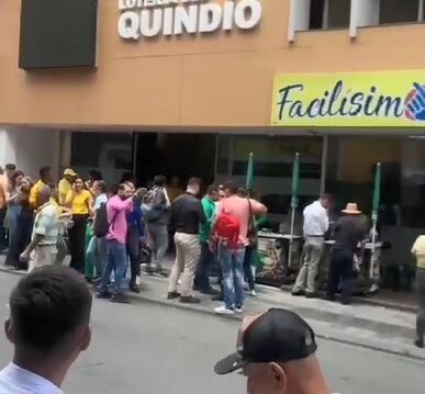 En el centro de Armenia las personas salieron de los edificios a la calle por el susto debido a los sismos.