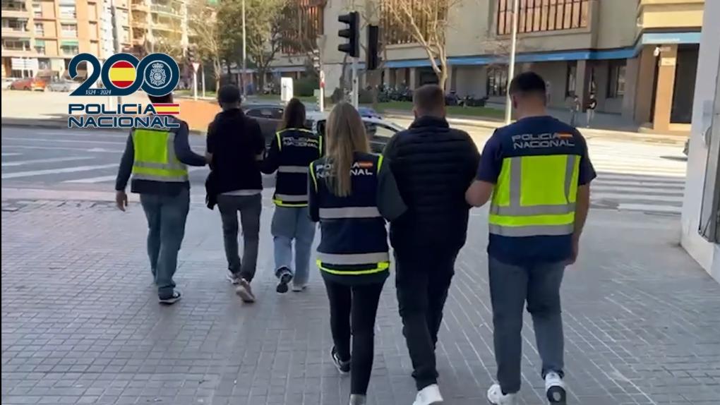 Desarticulada una red criminal que introducía en España atrabajadores extranjeros, procedentes principalmente de
Colombia y Perú mediante documentación falsa.