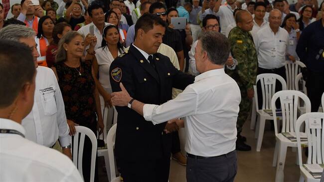 Juan Miguel Oliveros recibió la Cruz de Boyacá de manos del presidente Juan Manuel Santos, como la máxima distinción que entrega el Estado colombiano. Foto: Presidencia