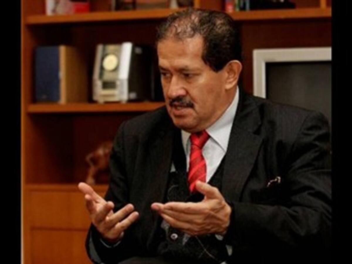 “El Estado fue permisivo con los paramilitares”: vicepresidente Angelino Garzón