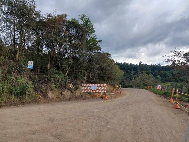 Los trabajadores del Consorcio que adelanta las obras en la vía Villa de Leyva - Arcabuco decidieron parar sus labores
