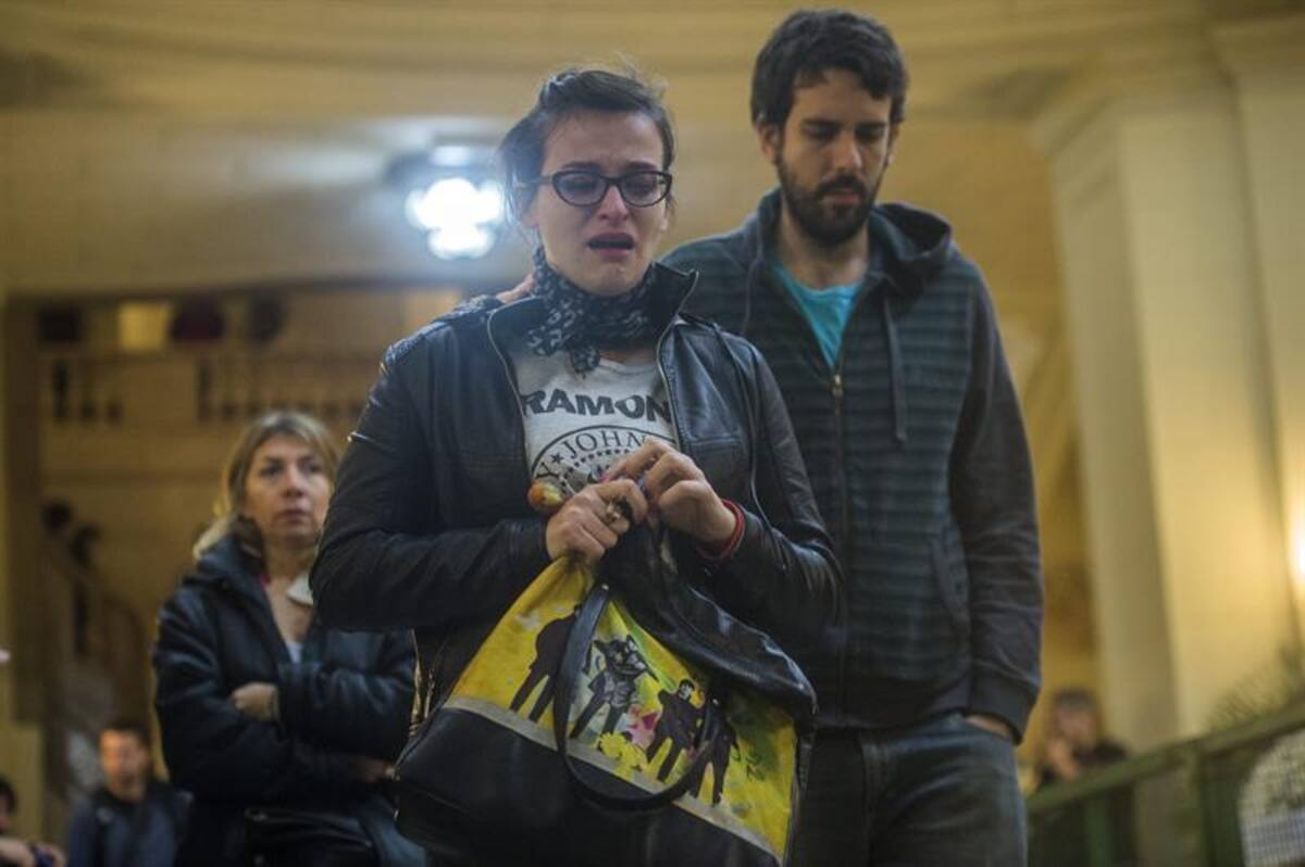 Los seguidores del exvocalista de Soda Stereo se unieron en una sola voz para rendir tributo al artista en sus exequias. Foto: Efe