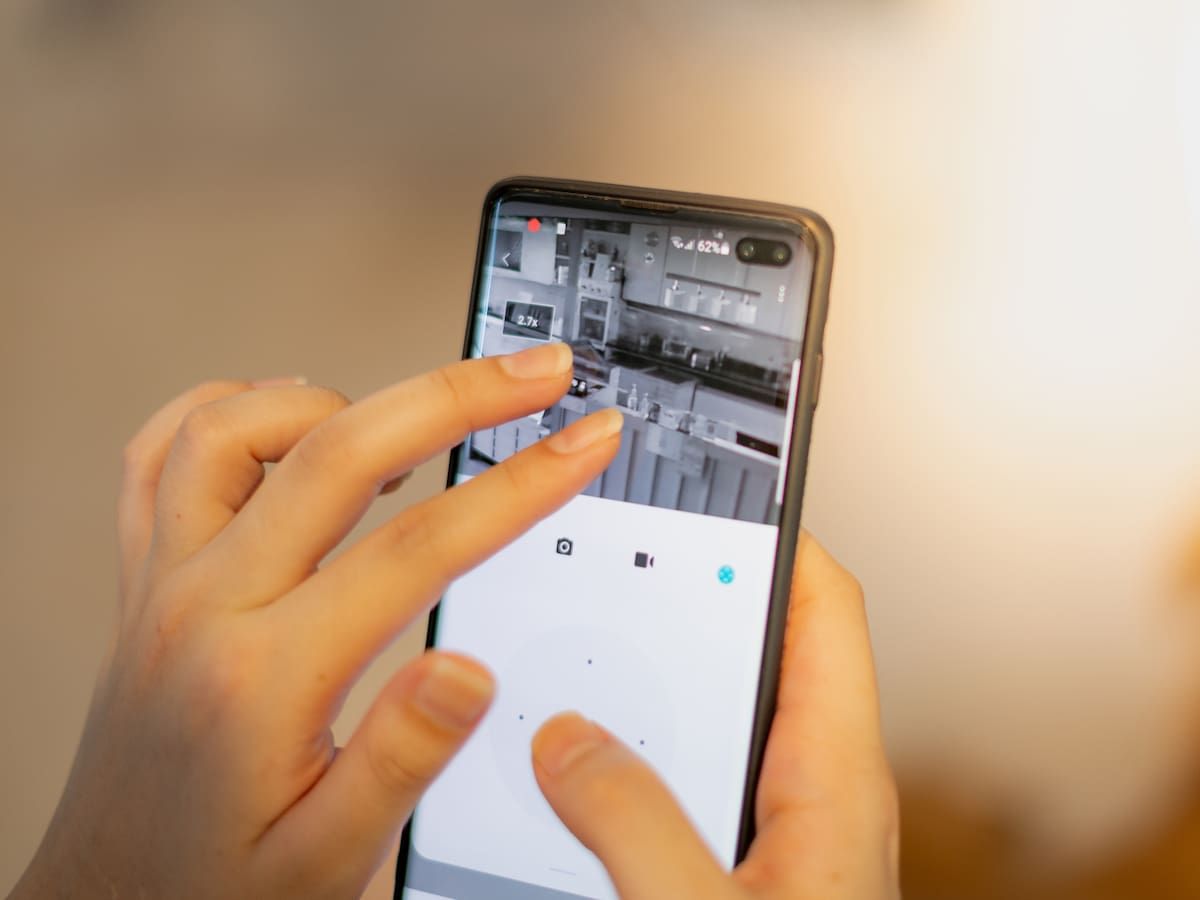 ¿Es verdad que lo pueden espiar con la cámara de su celular?