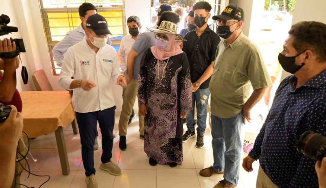 Estuvo acompañada del ministro de Vivienda Jonathan Malagón con las familias beneficiarias