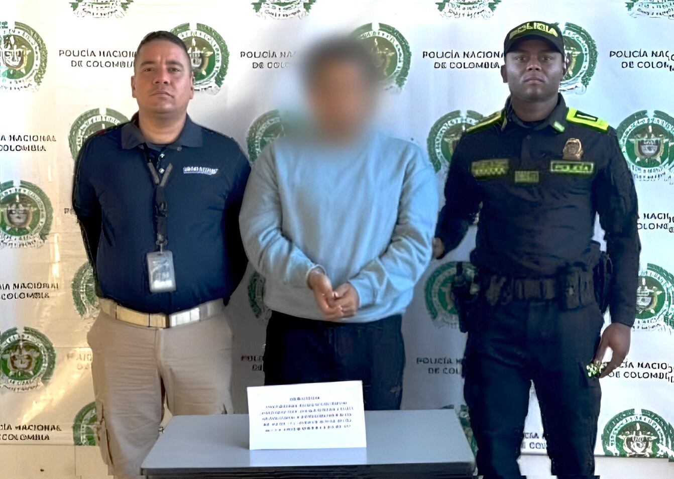 Hombre capturado en el aeropuerto José María Córdova. Foto: Policía Nacional.