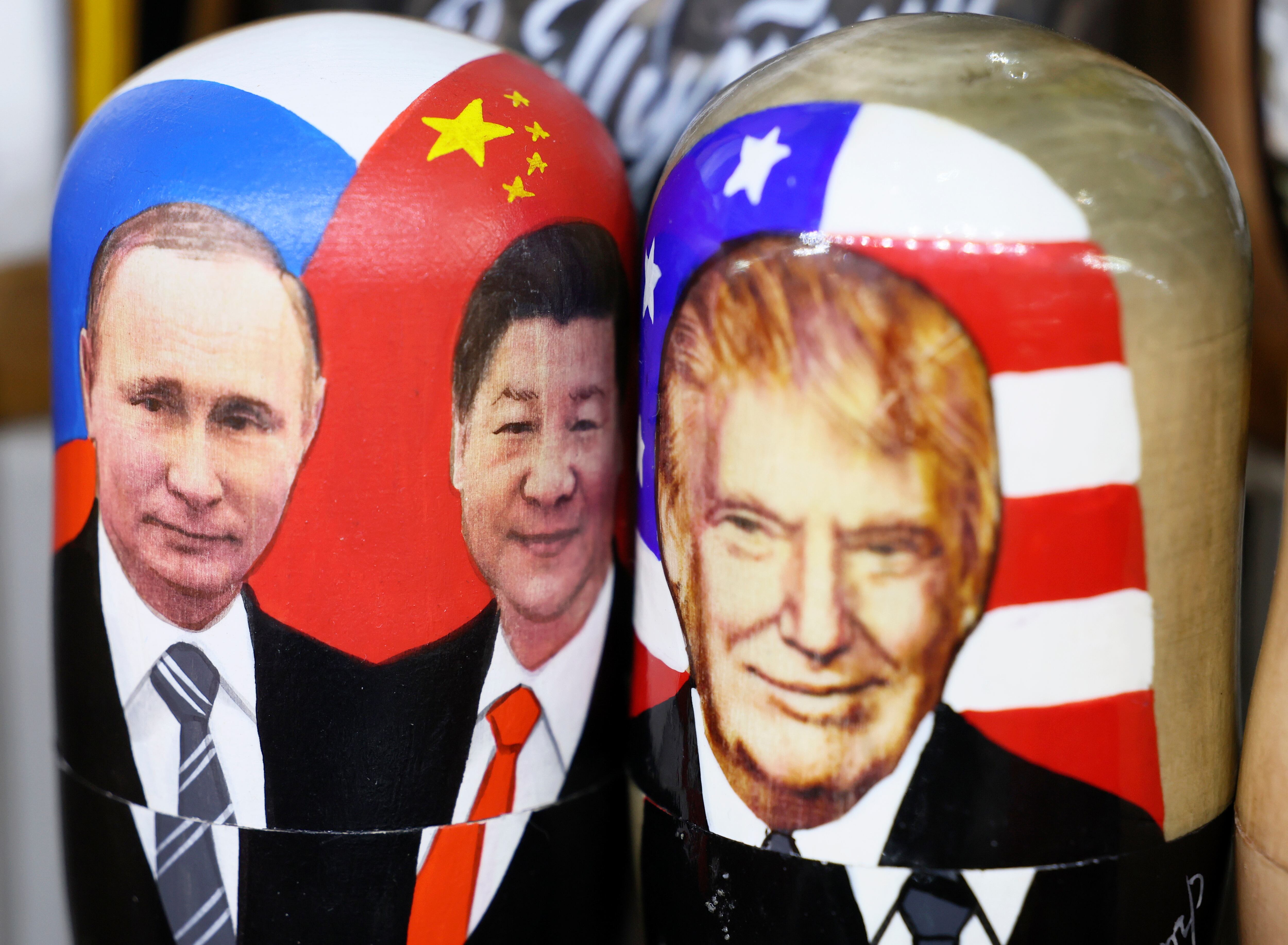 MOSCOW (Russian Federation), 13/02/2025.- Traditional Russian wooden dolls Matryoshka depicting Russian President Vladimir Putin and US President Donald Trump are displayed for sale at a souvenir shop in Moscow, Russia, 13 February 2025. Russia has begun preparing a negotiating group to organize a meeting between the presidents of Russia and the United States, Russian presidential press secretary Dmitry Peskov said. The day before, Putin and Trump had a telephone conversation. (Rusia, Estados Unidos, Moscú) EFE/EPA/MAXIM SHIPENKOV