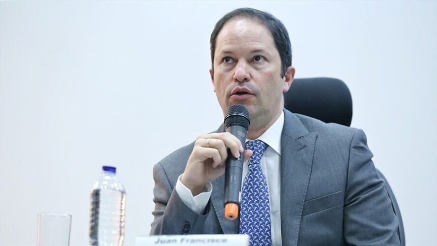 Juan Francisco Espinosa aclaró el porqué se suspendió la restricción para viajeros provenientes de siete países que no tuvieran una visa. Foto: Colprensa / CAMILA DÍAZ