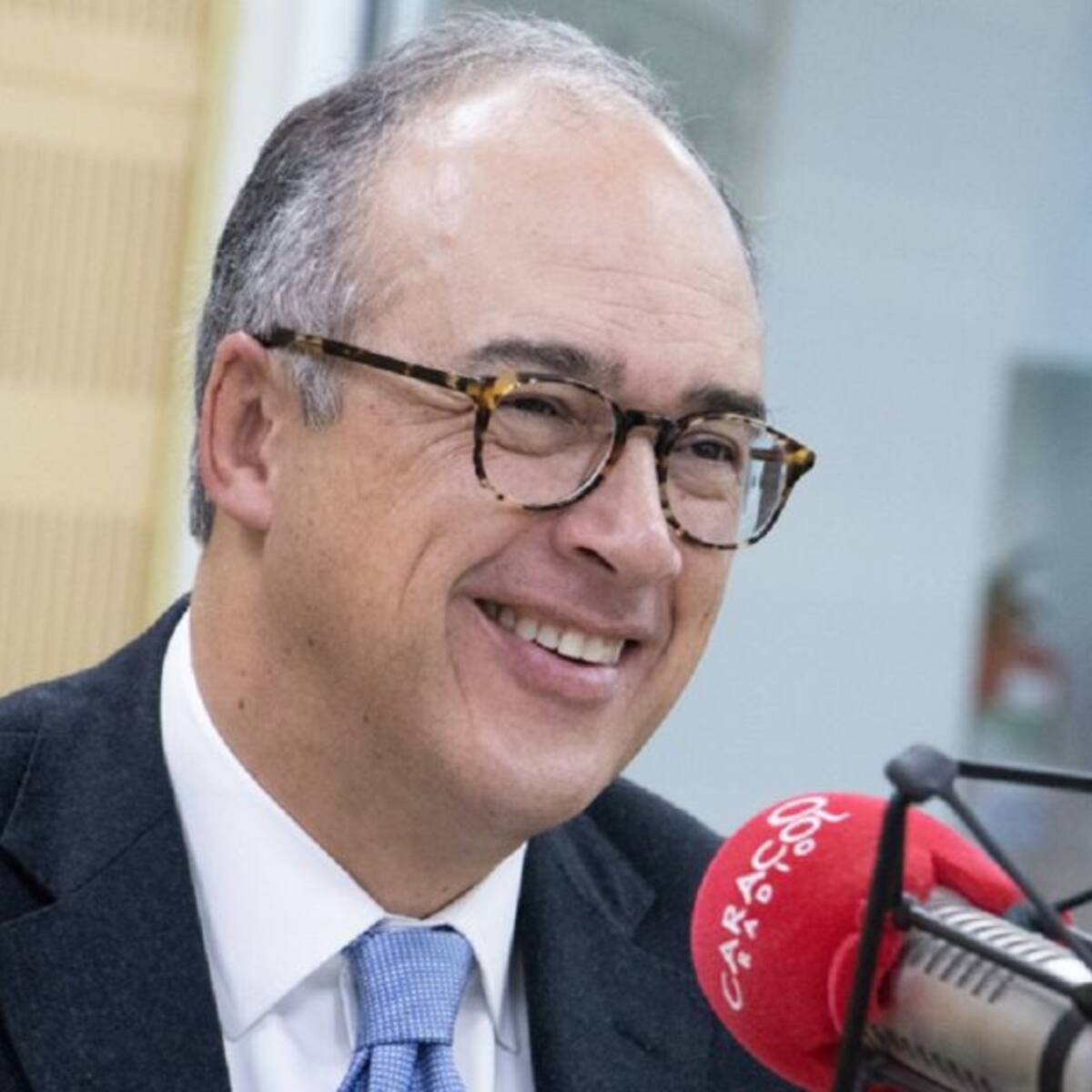 Exministro Juan Carlos Echeverry busca firmas de apoyo en Caldas
