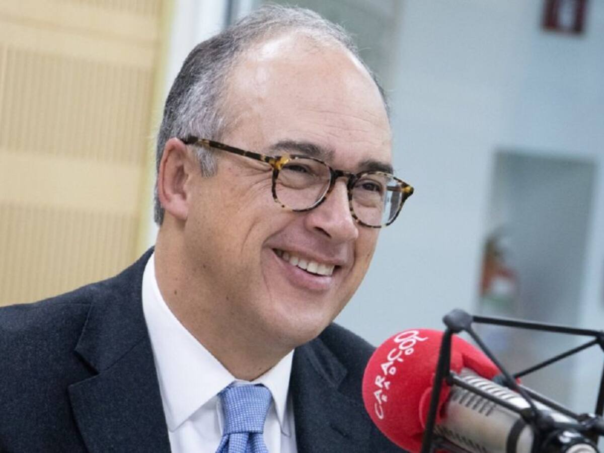 Exministro Juan Carlos Echeverry busca firmas de apoyo en Caldas