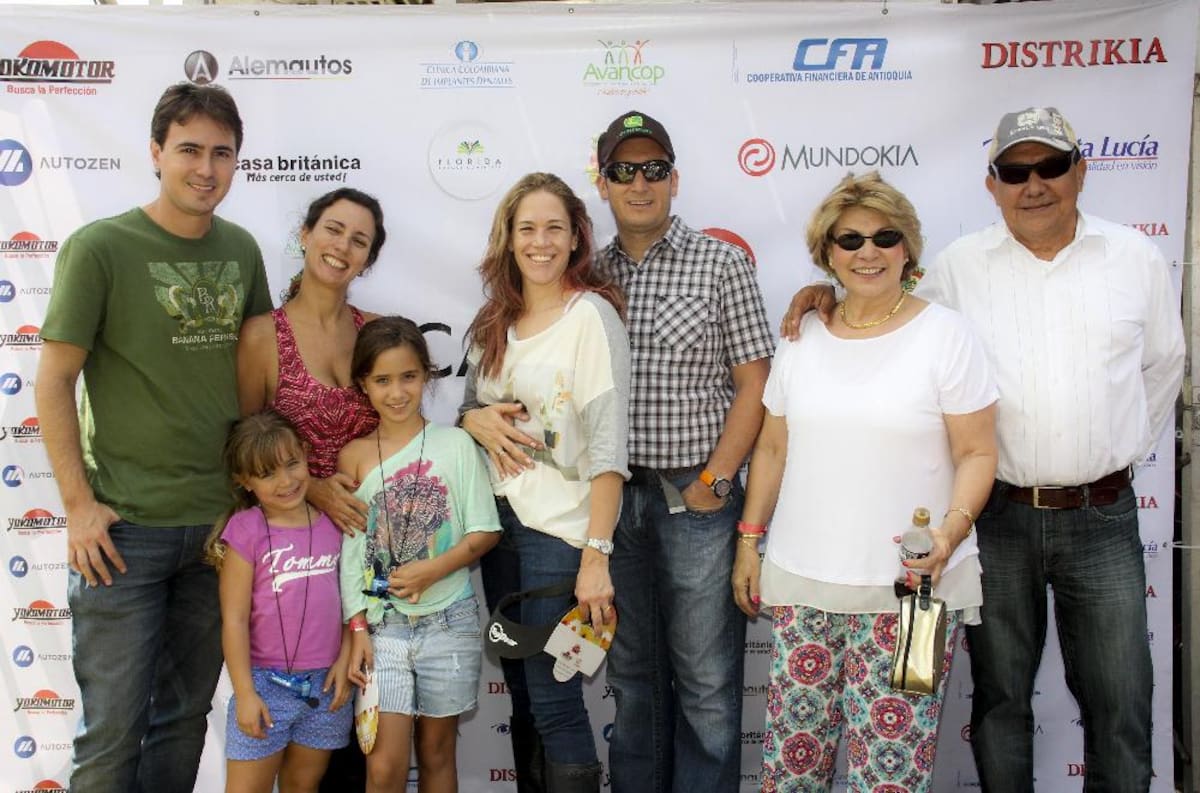 Caracol Radio estuvo en el desfile de autos clásicos y antiguos en la Feria de las Flores