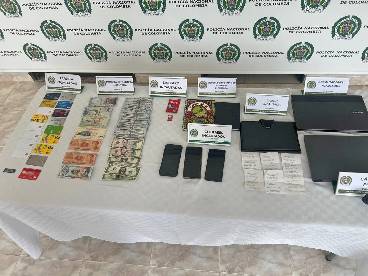 Elementos incautados a El Socio, hacker más buscado de Latinoamérica por hurto informático. Foto: Policía Ant.