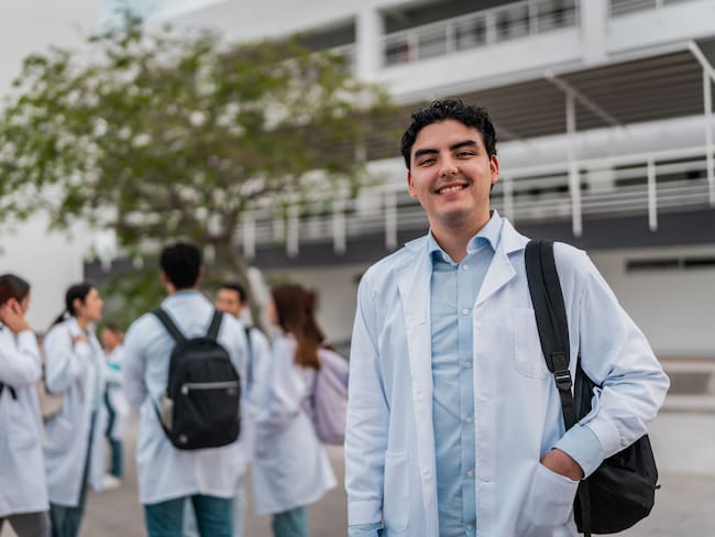 Gobierno garantizará pago mensual a estudiantes de Medicina durante el internado: Imagen de GettyImages